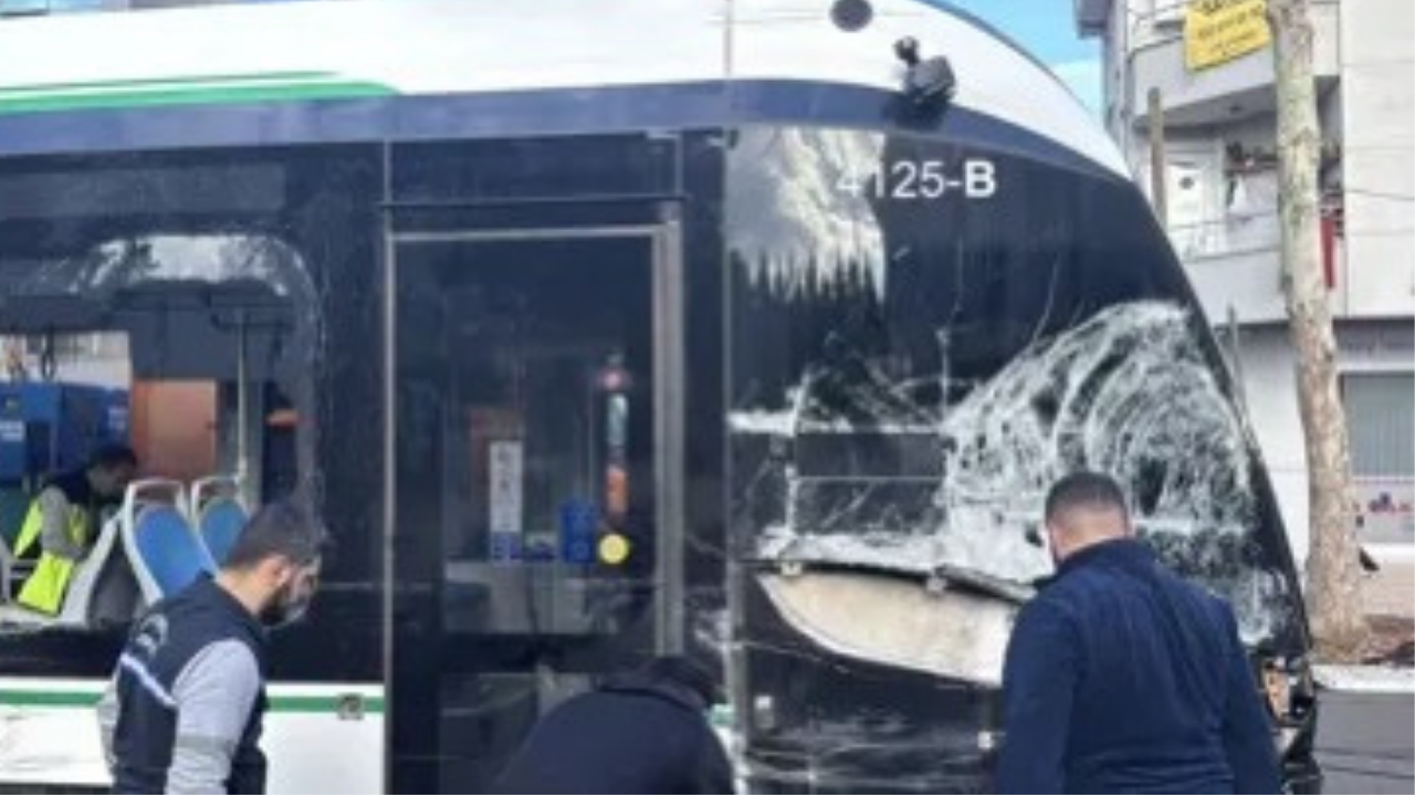 İzmit’te tramvayla çöp kamyonu çarpıştı: Camlar patladı, 3 yaralı var