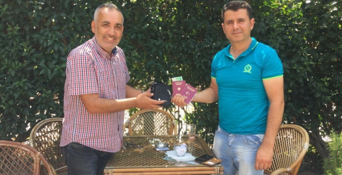 İzmit'te tuvalette bulduğu içi para dolu çantayı sahibine verdi