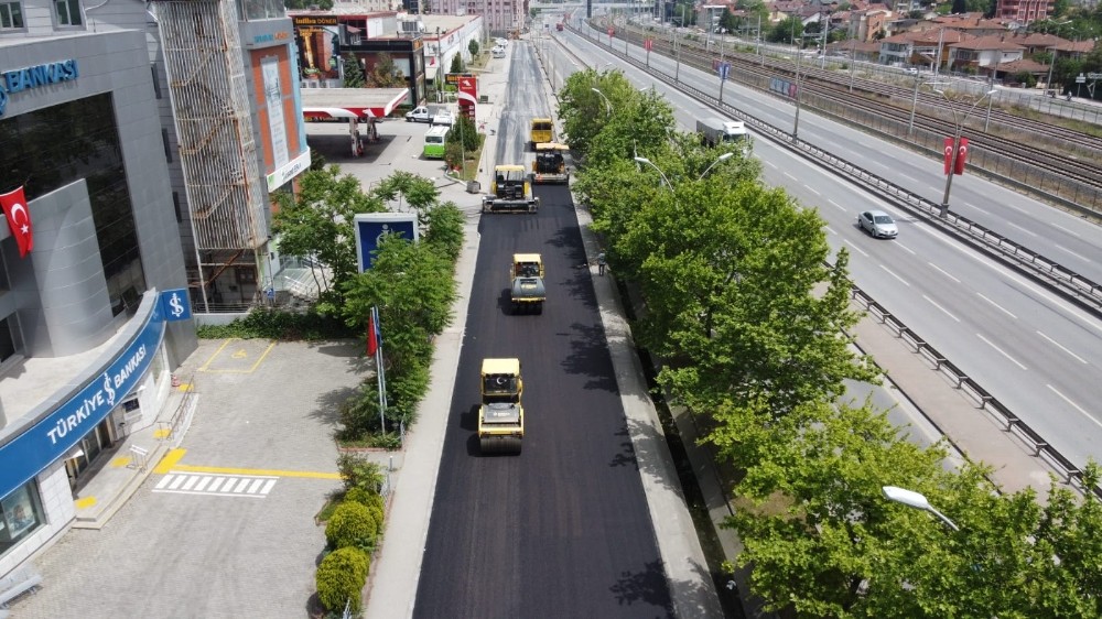 İzmit’te Valilik önü yan yolu bir günde asfaltlandı 