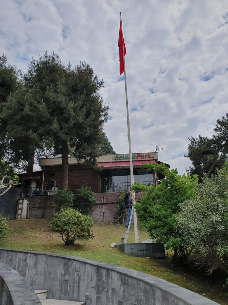 İzmit’te yıpranan bayraklar yenilendi 