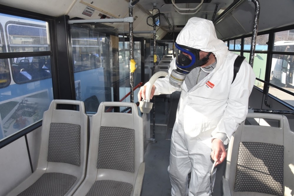 İzmit’te yüzlerce nokta korona virüse karşı ilaçlandı 