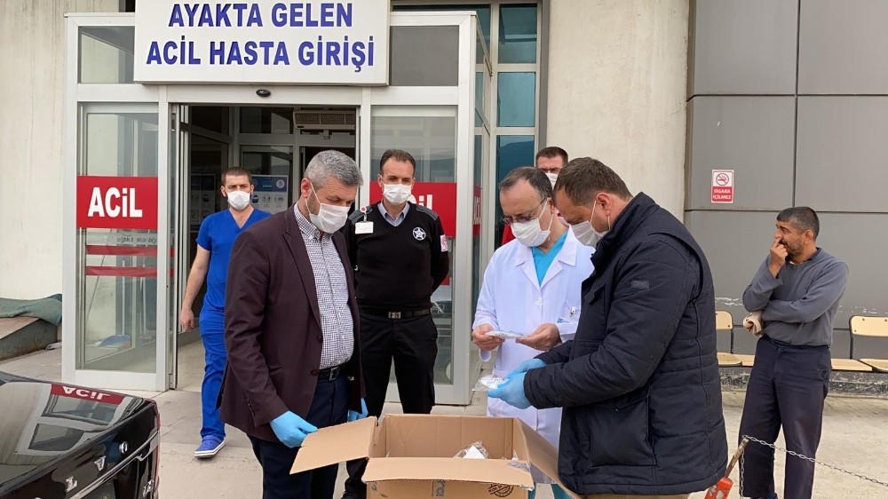 İznik Belediyesinden sağlık çalışanlarına tıbbi malzeme desteği 