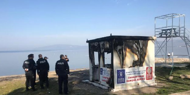 İznik Gölü kenarındaki cankurtaran kulübesini yaktılar