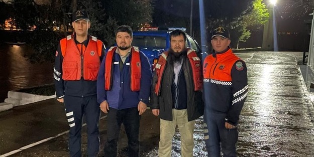 İznik Gölü'nde mahsur kalan 2 kişiyi jandarma kurtardı