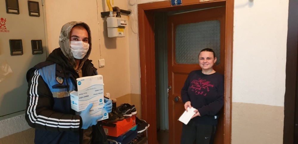 İznik’te kapı kapı maske dağıtılıyor 