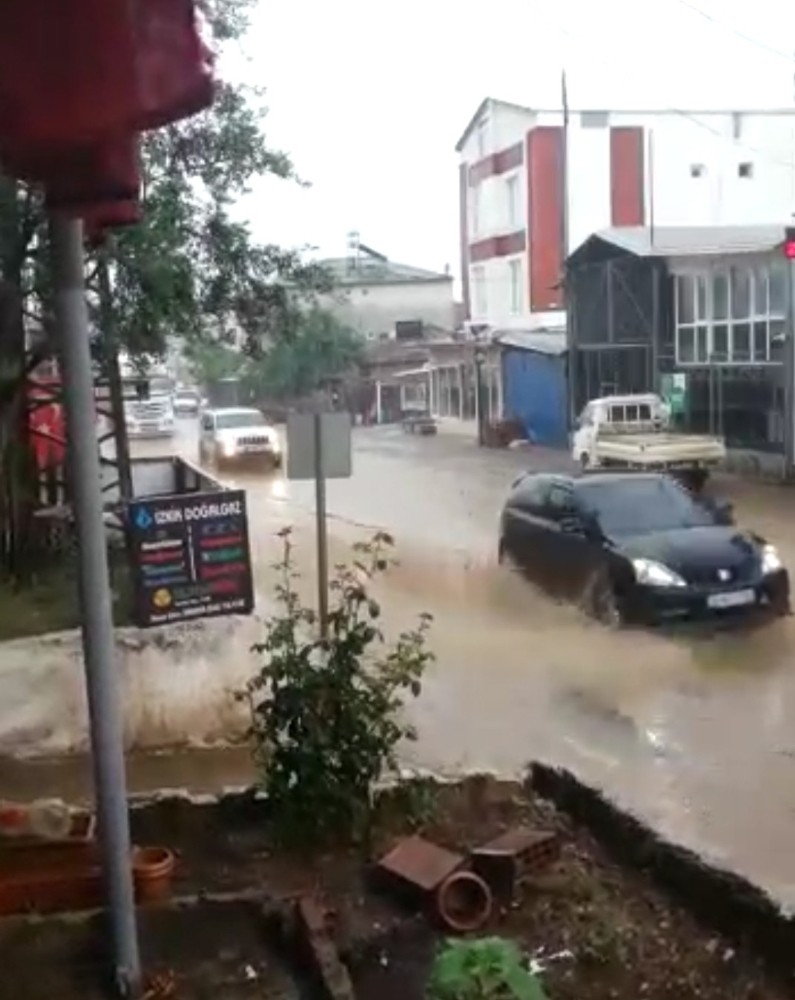 İznik’te yağmur hayatı olumsuz etkiledi 