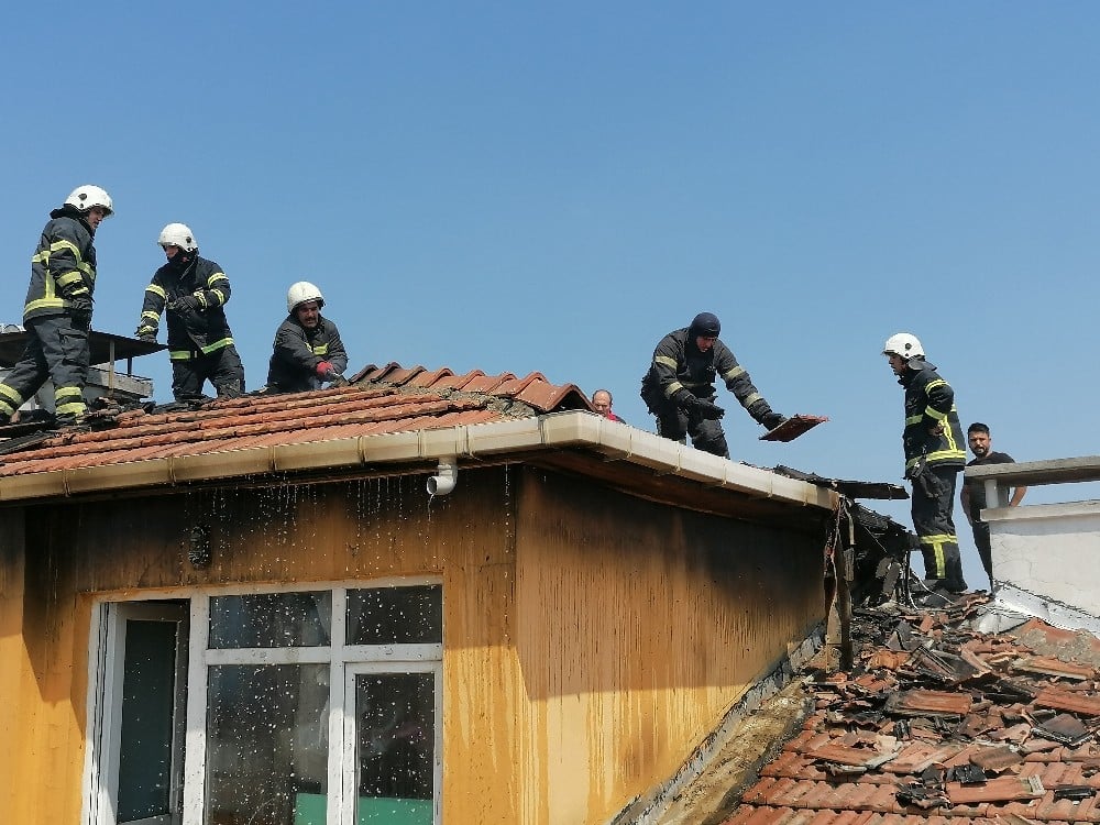 İzolasyon yapımı sırasında çıkan yangın paniğe neden oldu 