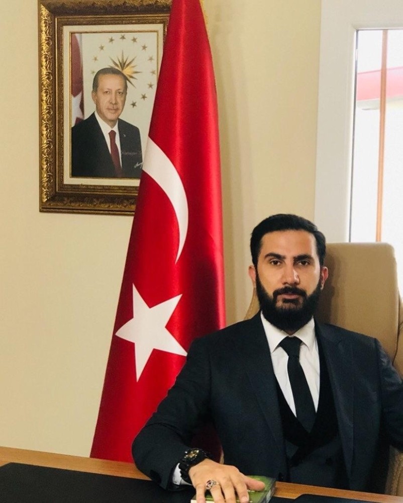 İzol’dan Türk bayrağını yırtan Yunan vekile sert tepki 