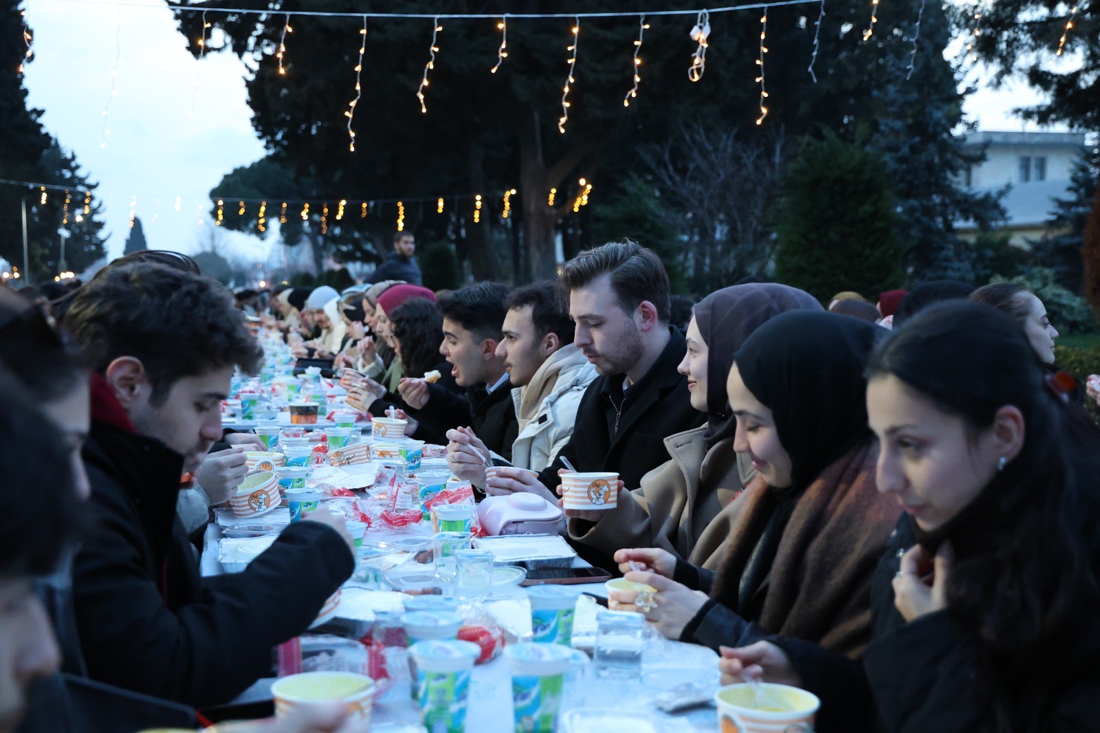 İZÜ Öğrencileri Kardeşlik İftarında Bir Araya Geldi