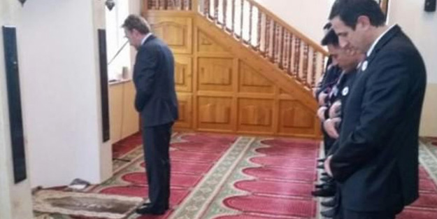 İzzetbegoviç namaz kıldırdı