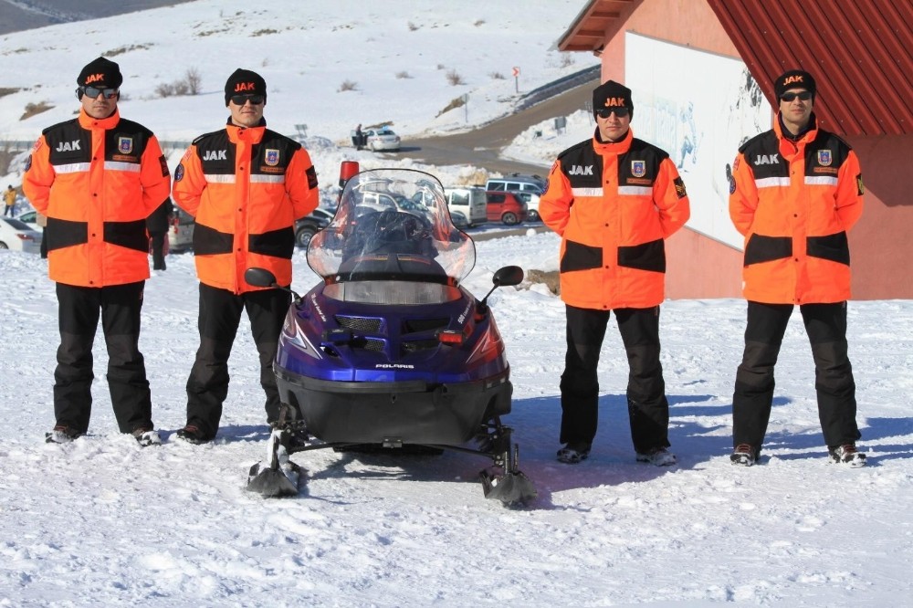 JAK Timi kayak merkezinde görevde 
