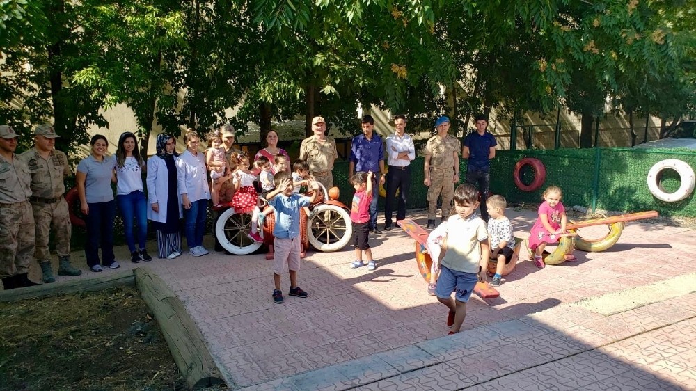 Jandarma, geri dönüşüm malzemelerinden çocuklara oyun bahçesi yaptı 