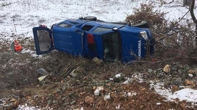 Jandarma aracı şarampole uçtu, 3 asker yaralandı