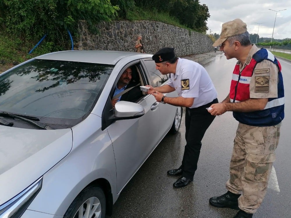 Jandarma aşure dağıttı 