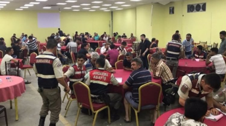Jandarma basmaktan, onlar oynamaktan bıkmadı