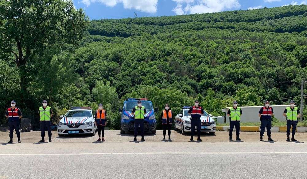 Jandarma bayram tedbirlerini sıkı tutuyor 