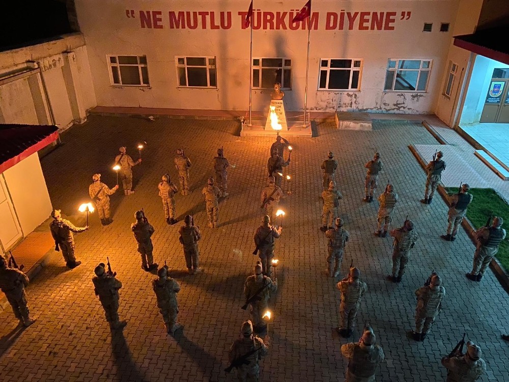 Jandarma birlikleri tek ses oldu, İstiklal Marşı’nı okudu 