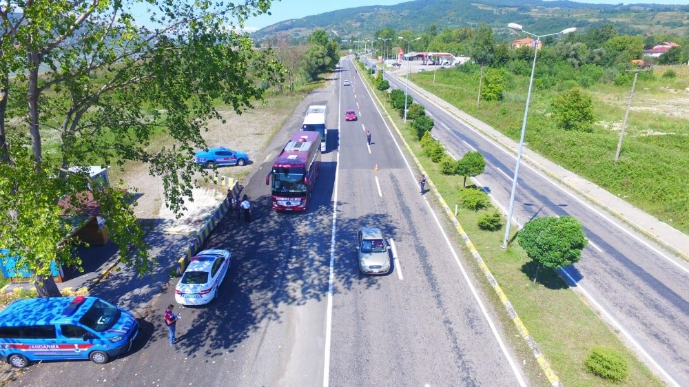 Jandarma ceza makbuzu yerine şeker ikram etti 