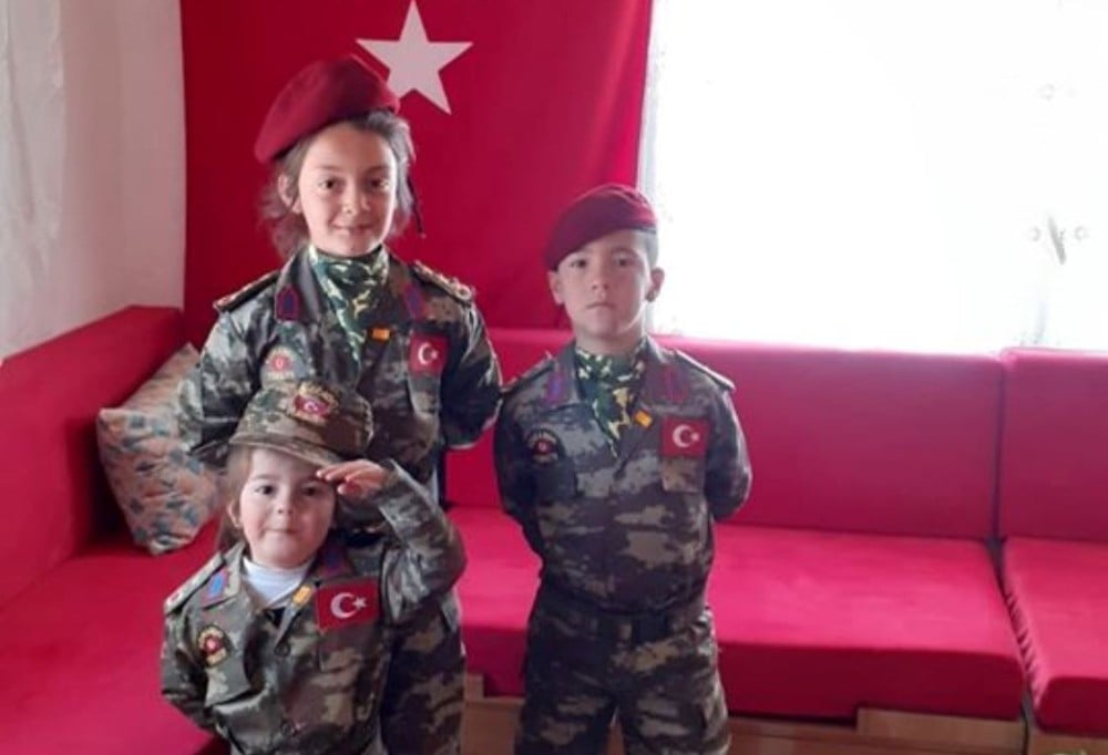 Jandarma çocukları sevindirdi 