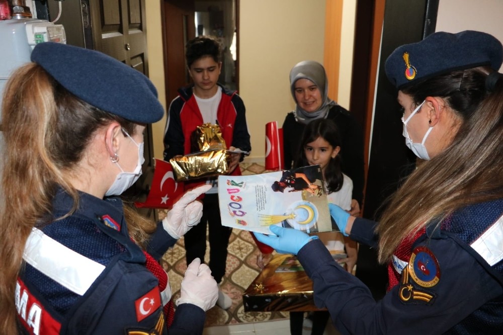 Jandarma çocukların bayramını evlerinde kutladı 