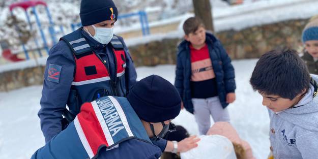 Çocuklarla kardan asker yapıp kartopu oynadılar
