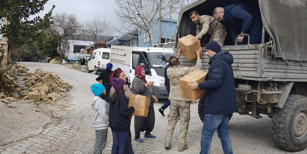 Jandarma depremzedelere yardım kolisi dağıttı
