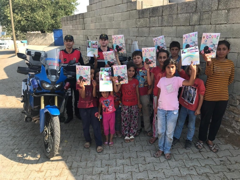 Jandarma dergisi çocukları dağıtıldı 