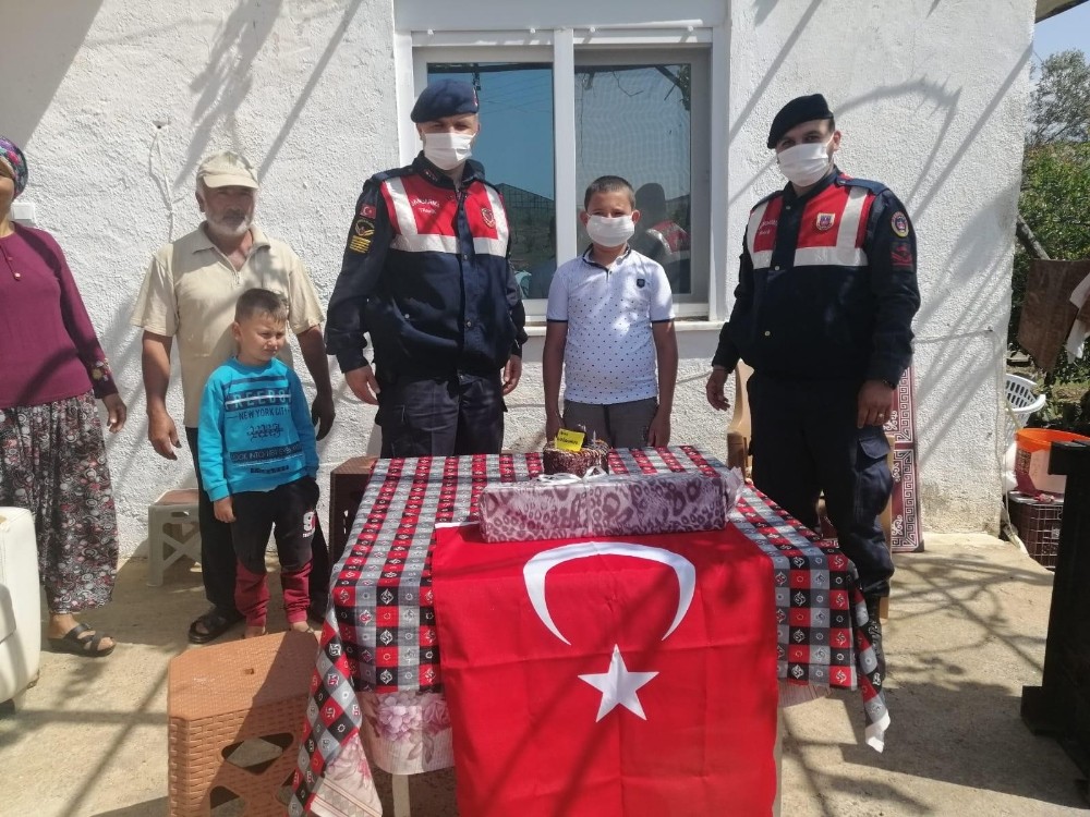 Jandarma doğum günü çocuklarına sürpriz yaptı 