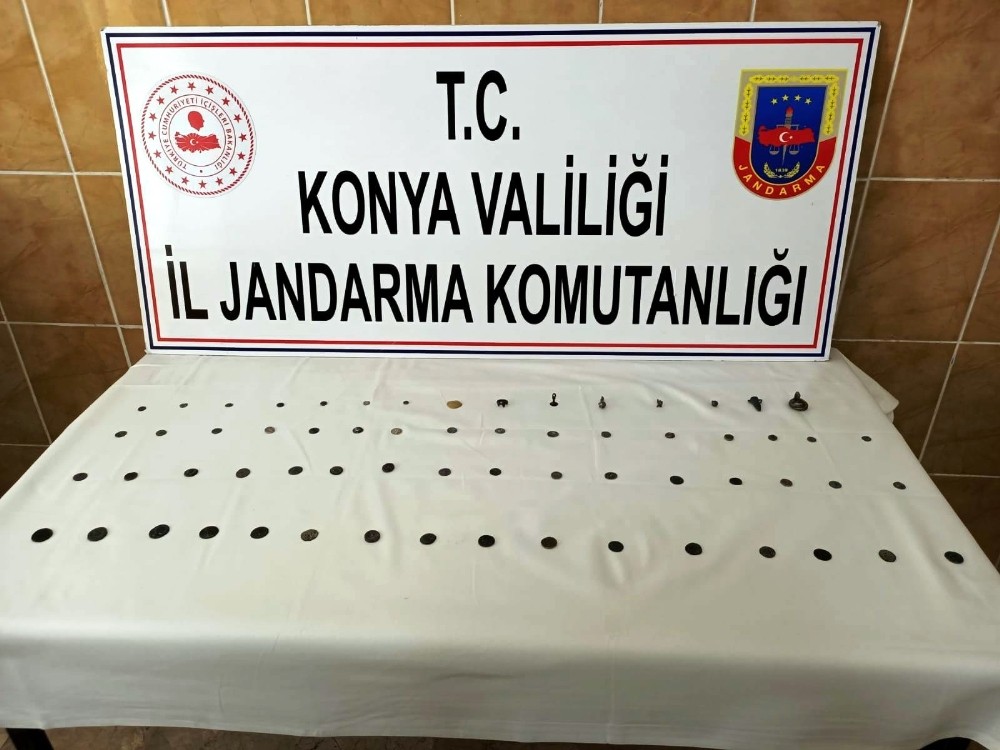 Jandarma, durdurulan araçta tarihi eser ele geçirdi 