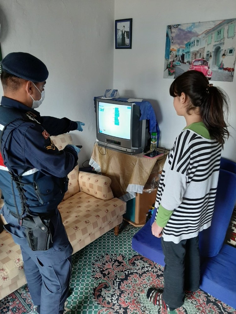 Jandarma EBA Tv’yi izleyemeyen öğrenciye tablet ve uydu cihazı hediye etti 