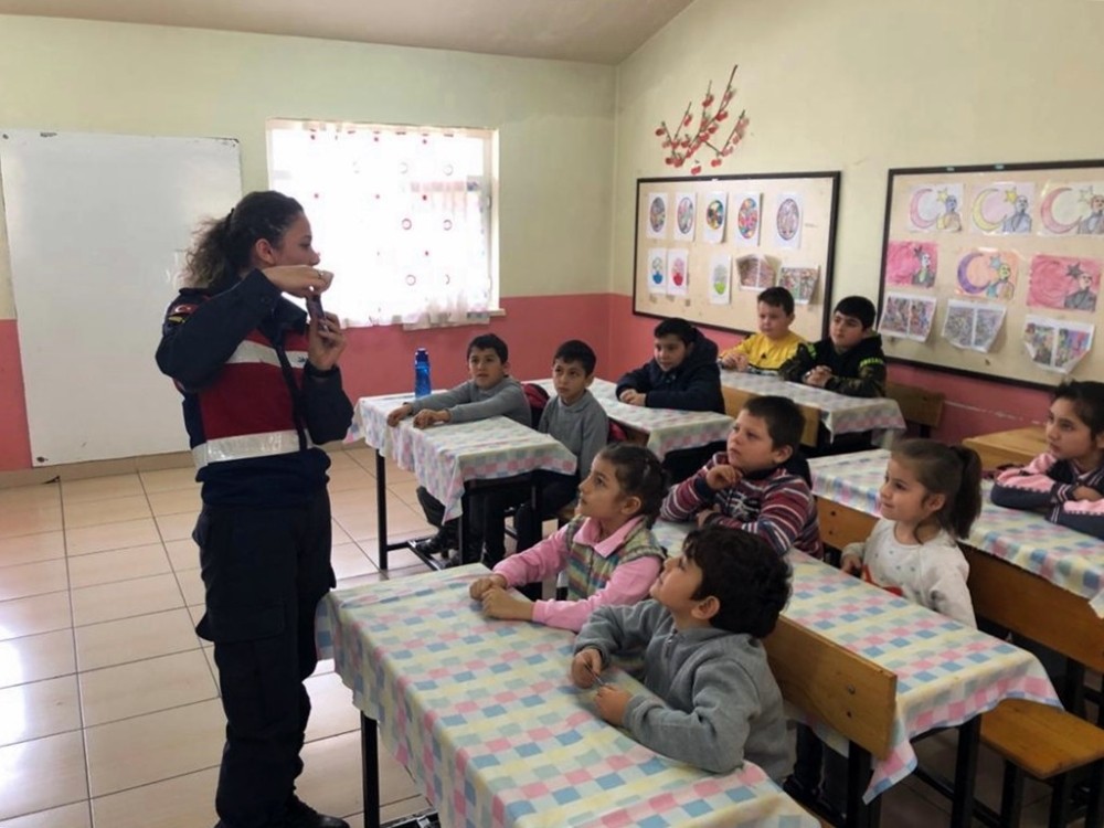 Jandarma ekipleri 199 okulda 15 bin öğrenciye trafik eğitimi verecek 