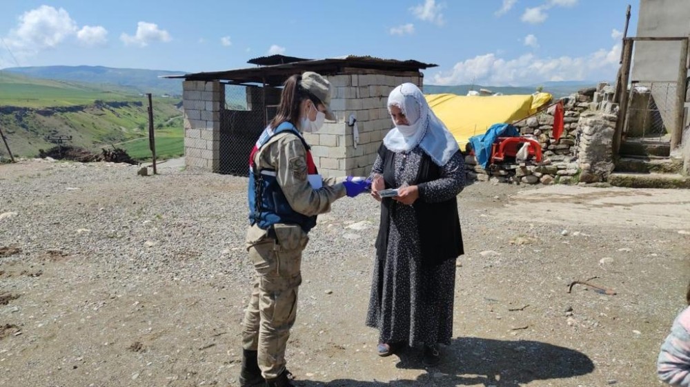 Jandarma ekipleri, 65 yaş ve üstü vatandaşların maaşlarını çekerek evlerinde teslim etti 