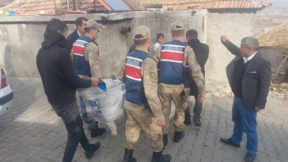 Jandarma ekipleri, Adıyaman’da depremzedelere çadır dağıttı 