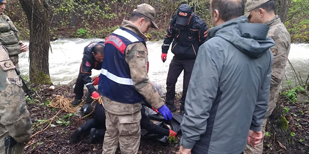 Jandarma ekipleri, aranan adamın cesedini derede buldu