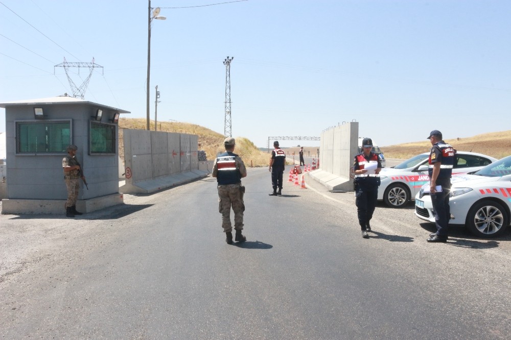 Jandarma ekipleri bayram tatiline çıkan sürücüleri uyardı 