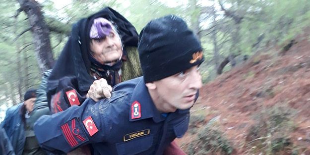 Jandarma ekipleri gece boyunca aranan 89 yaşındaki kadını sırtında taşıdı