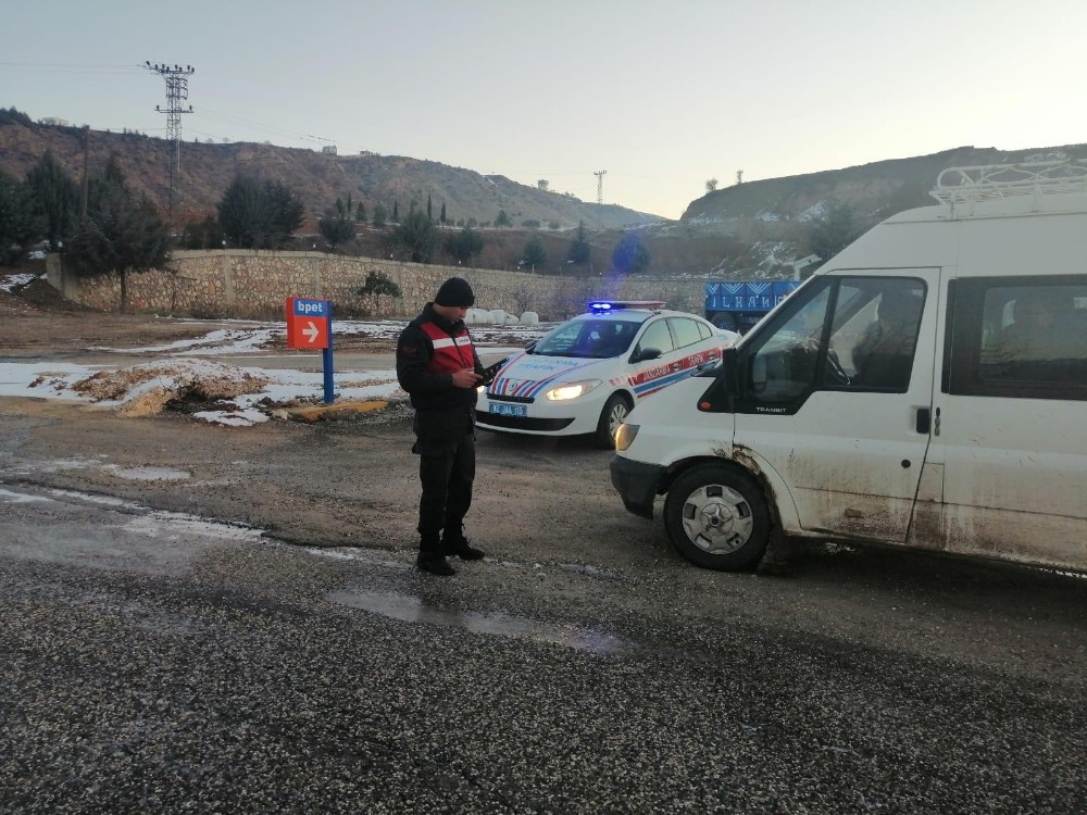 Jandarma ekipleri işçi taşıyan araçlarda denetim yaptı 