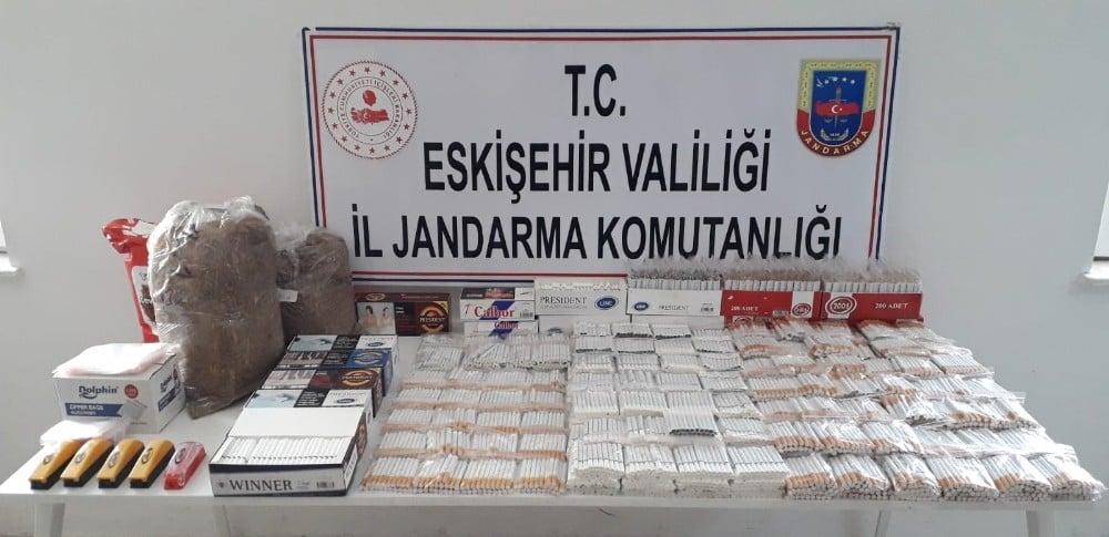 Jandarma ekipleri kaçak sigara üretimi yapan 2 şüpheliyi yakaladı 