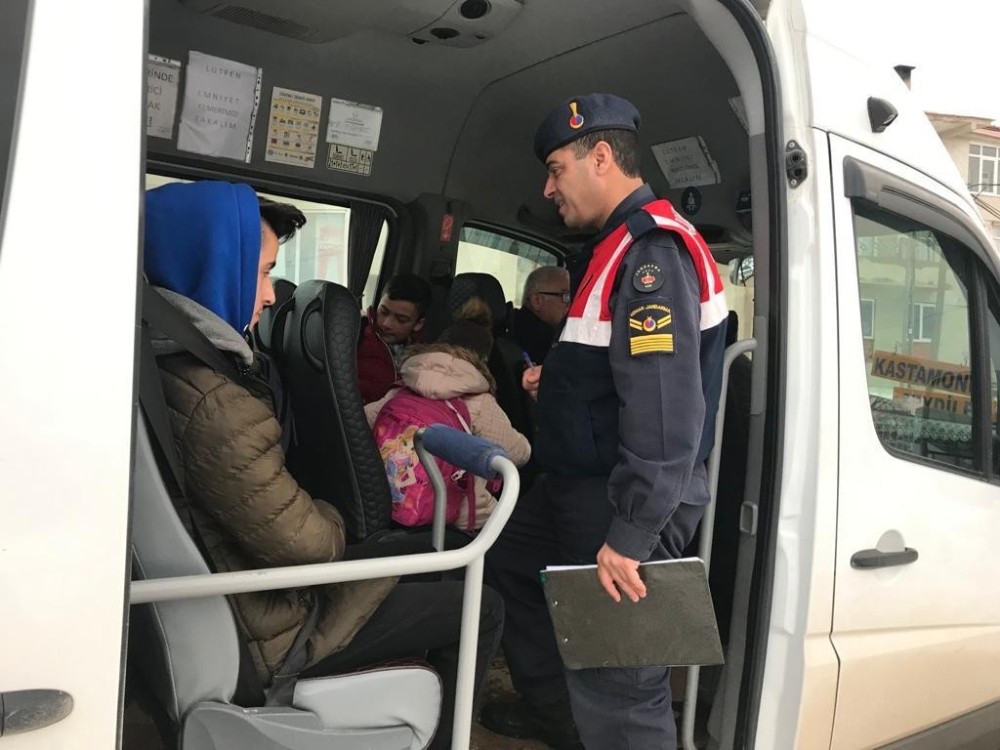 Jandarma ekipleri, okul servis araçlarını denetledi 
