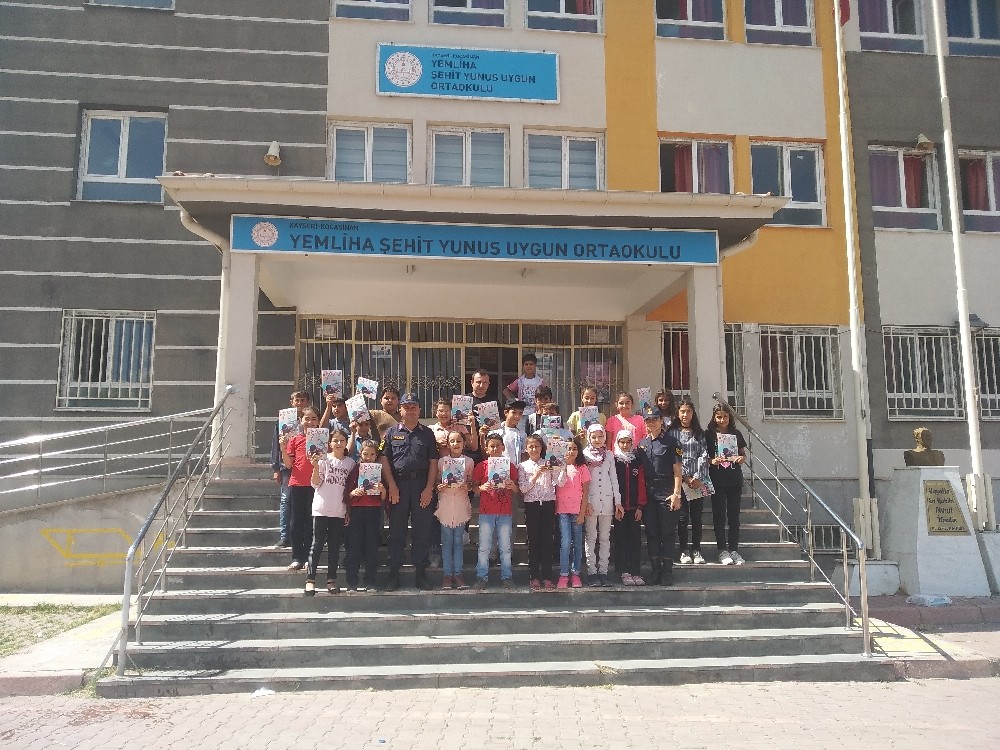 Jandarma ekipleri okulların çevrelerini denetledi 