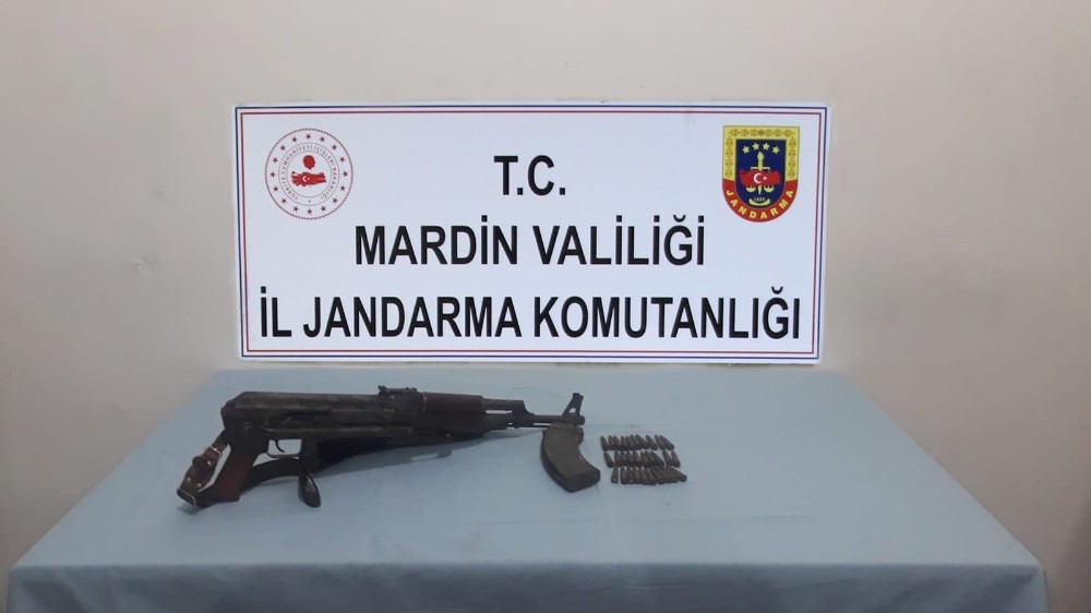 Jandarma ekipleri taşların arasına gizlenmiş silah ele geçirdi 