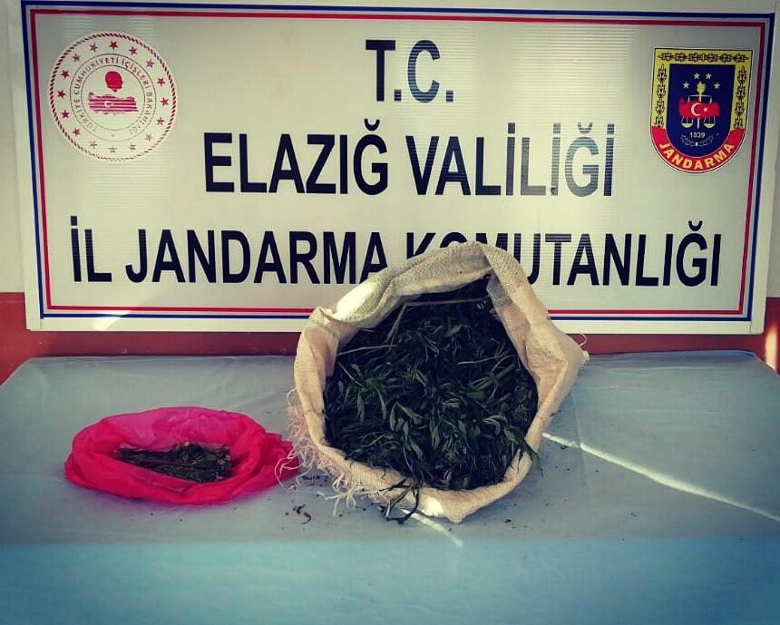 Jandarma ekipleri, uyuşturucu tacirini 2 kilo esrarla yakaladı 