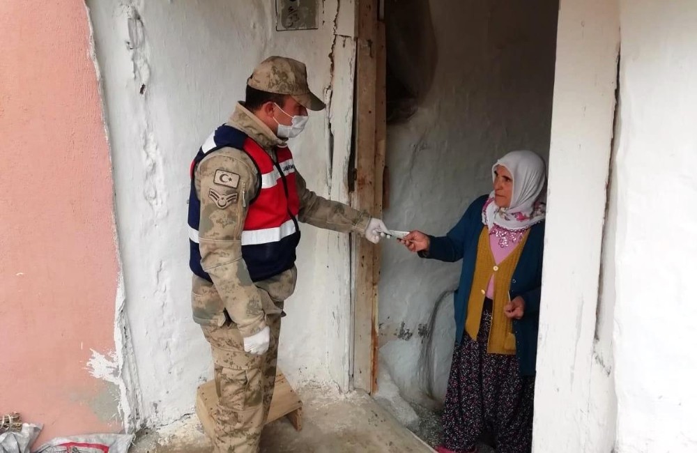 Jandarma ekipleri yardım paralarını evlere ulaştırıyor 