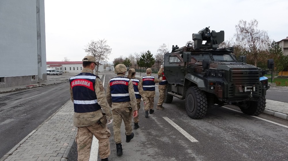 Jandarma ekipleri yaşlı ve hastalar için seferber oldu 