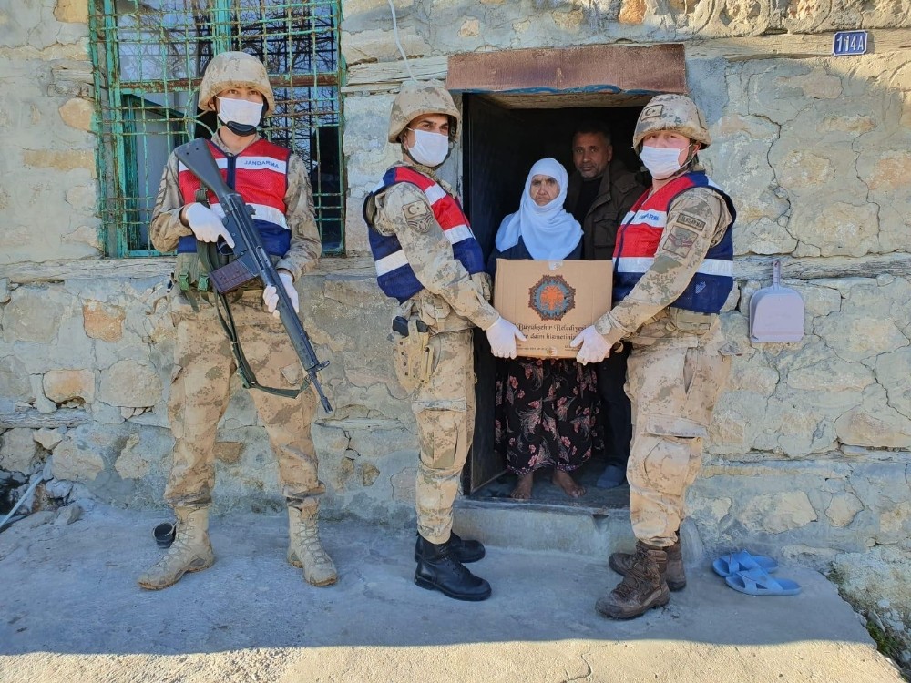 Jandarma ekipleri yaşlıların yardımına koştu 