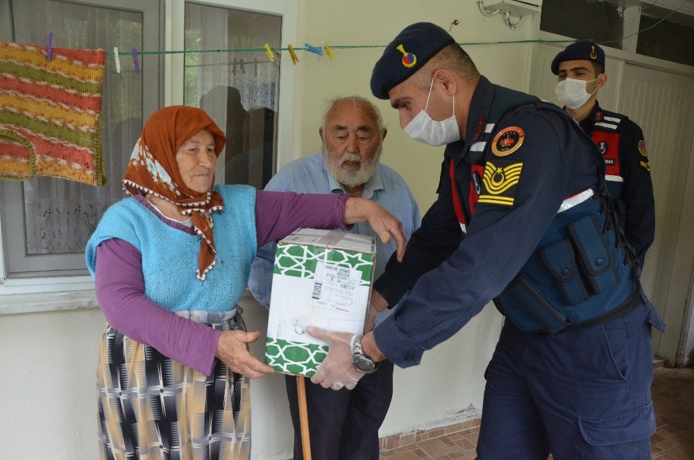 Jandarma ekipleri yine yaşlıların yüzünü güldürdü 