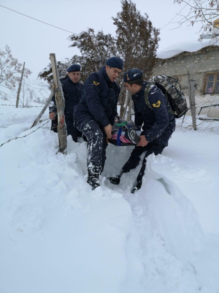 Jandarma ekipleri yoğun kar ve tipide rahatsızlanan vatandaşı 2 kilometre sedye ile taşıdı 
