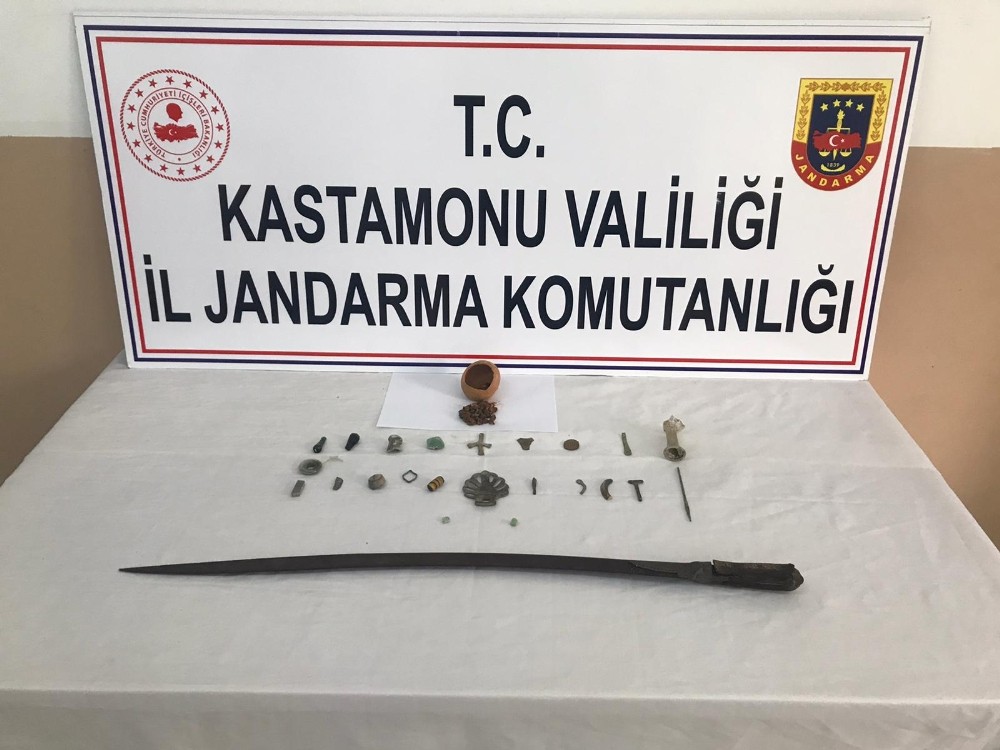 Jandarma ekiplerinden arkeolojik eser kaçakçılarına operasyon 
