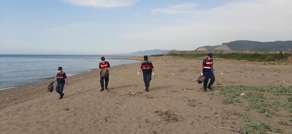 Jandarma ekiplerinden çevre temizliği 