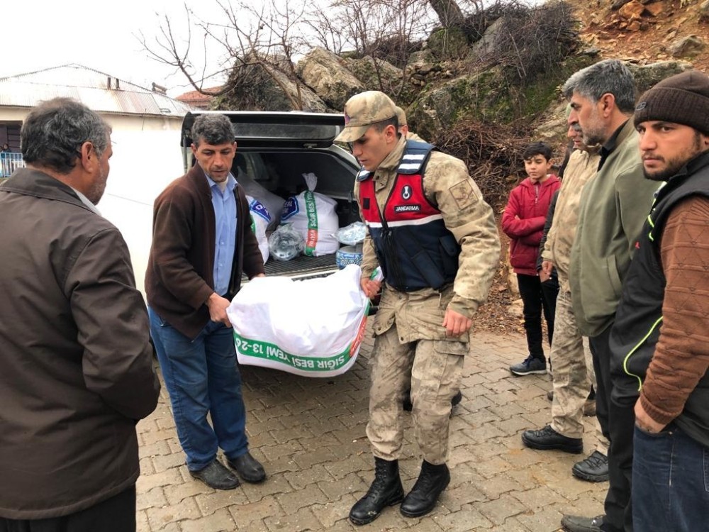 Jandarma ekiplerinden depremzedelere yardım 